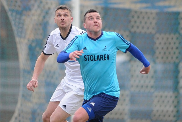 Łukasz Bawoł (z prawej) w barwach Unii rozegrał czwarty mecz i teraz wreszcie się "przełamał" zdobywając pierwszego gola.