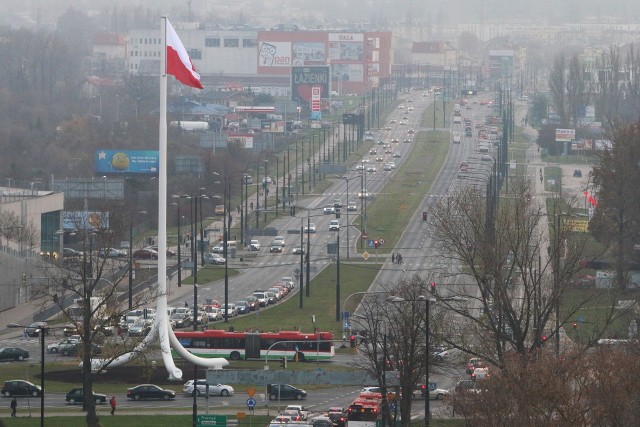 Jeden z największych masztów z flagą biało-czerwoną stanął na rondzie w Lublinie