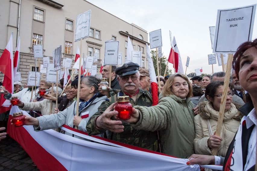 Krakowskie obchody czwartej rocznicy katastrofy w Smoleńsku.