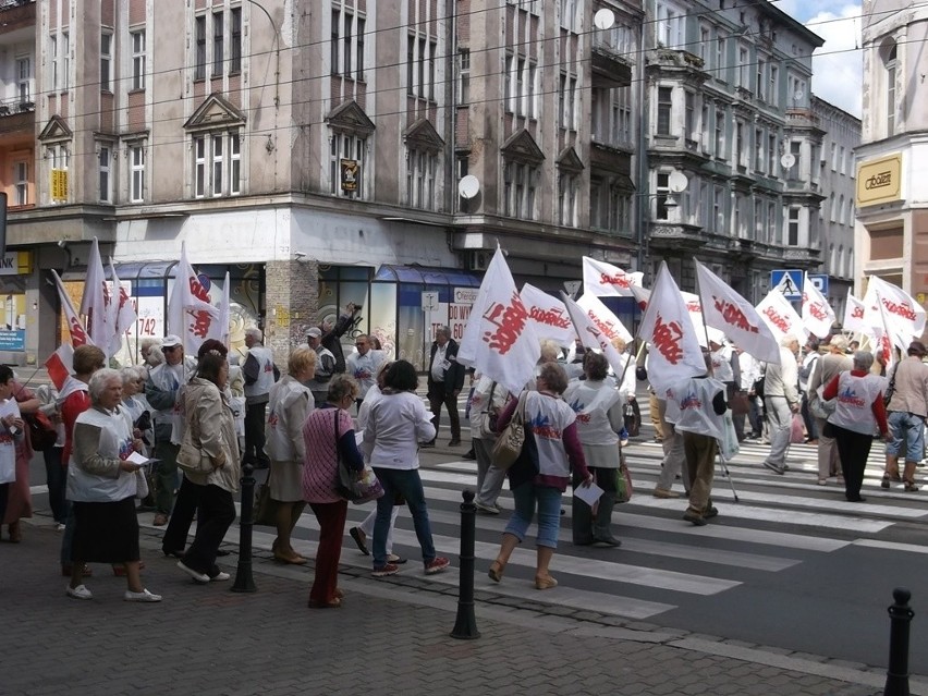 Wrocław: Emeryci i renciści zablokowali ul. Piłsudskiego (ZDJĘCIA)