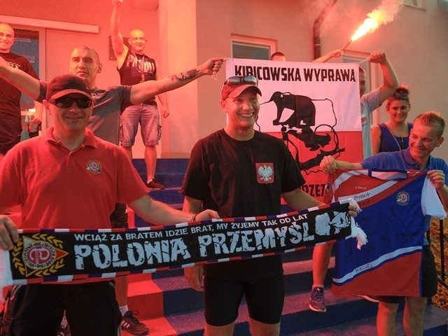 Robert Ćwikliński (w środku) odwiedził stadion Polonii Przemyśl.
