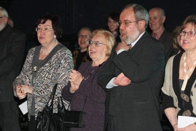 Dostojna jubilatka prof. Barbara Hesse-Bukowska ze swoją absolwentką-Janiną Wożniak (z lewej) i synem Maciejem Piotrowskim