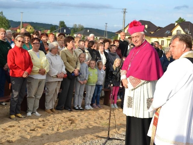 Ziemię, na której stanie świątynia w maju 2012 roku poświęcił ks. biskup Andrzej Suski