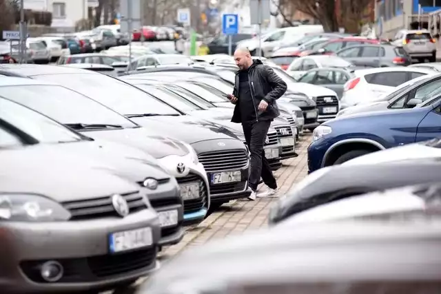 Mieszkańcy Zielonej Góry regularnie zgłaszają się do redakcji "GL" z pytaniami dotyczącymi zmian w zasadach parkowania w mieście. Okazuje się, że pomimo tego, że obowiązują już od kilku miesięcy, to nie wszyscy o nich pamiętają. W naszej galerii przypominamy o najważniejszych kwestiach, które zmieniła uchwała rady miasta.  Wideo: Dworzec kolejowy w Zielonej Górze czyli mała stacja w dużym mieście