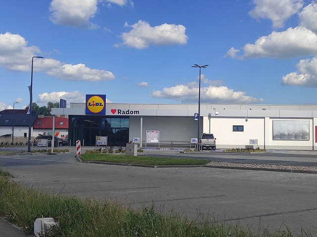 W budynku nowego marketu sieci Lidl trwa urządzanie wnętrz.