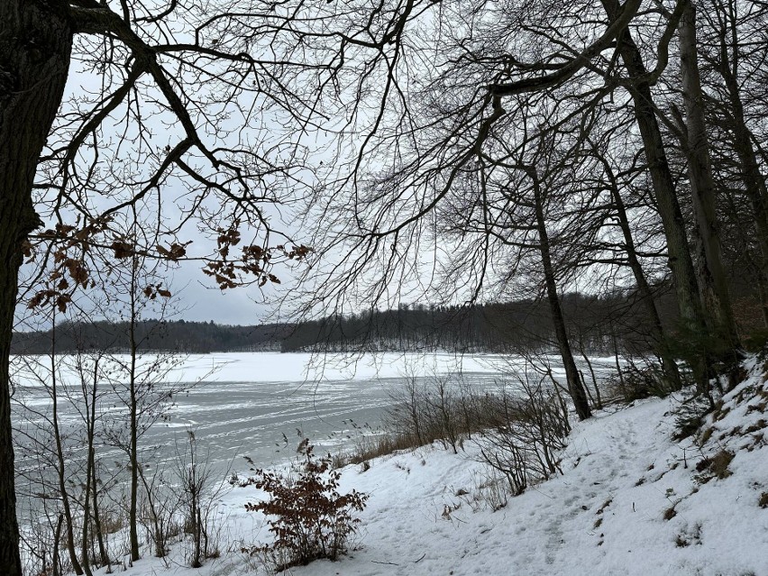 Zamarznięte jezioro Otomińskie.  Uważaj i nie wchodź na lód!...