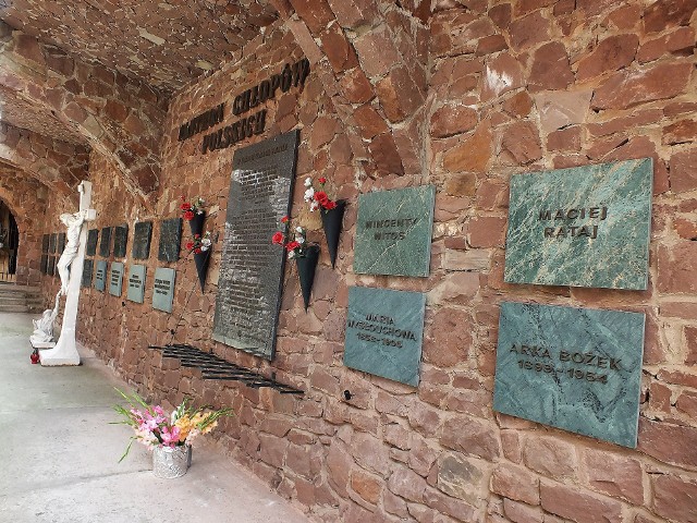 W sanktuarium Bolesnej Królowej Polski w Kałkowie jest jedyny w Polsce Panteon Chłopów Polskich z kilkudziesięcioma tablicami działaczy ludowych.