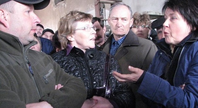 - Nie mogliście odebrać zboża, skoro wam nie zapłacili - pytała red. Elżbieta Jaworowicz ( z prawej) rolnika Krzysztofa Pieczkowskiego spod Lubania.