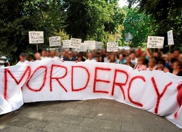 W połowie sierpnia w Gdańsku uczestnicy manifestacji przeciwko brutalności policji nieśli m.in. transparent z napisem "mordercy"