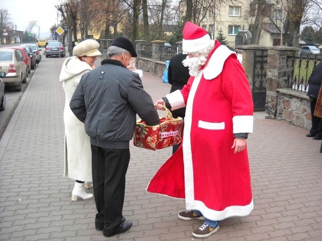 W niedzielę, 6 grudnia w Białobrzegach Mikołaje rozdawali drobne upominki i zaproszenia na Wigilię.