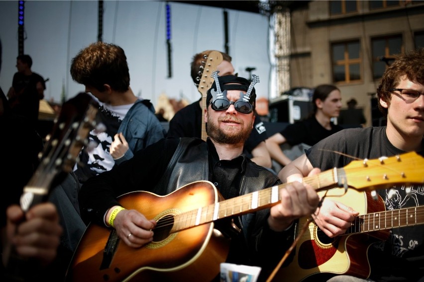 30.04.2011 wroclaw . rynek . gitarzysci zbieraja sie na...