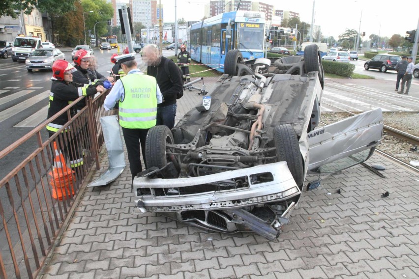 Wypadek, dachowanie BMW na przystanku przy ul. Żmigrodzkiej