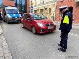 Wypadek w Opolu. 81-letnia piesza przechodziła przez ulicę i wpadła pod samochód. Ma urazy nogi i głowy