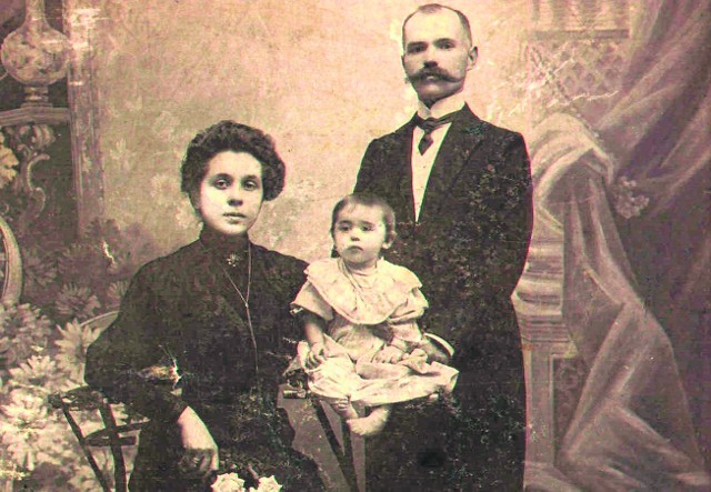 Julian i Kazimiera ze Skrzetuskich Kaczorowscy i córka Maria. Dziadkowie i mama Andrzeja Skrzetuskiego. Rok 1909