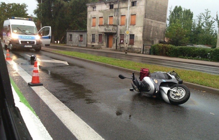 Skuter przewrócił sią na mokrej drodze.