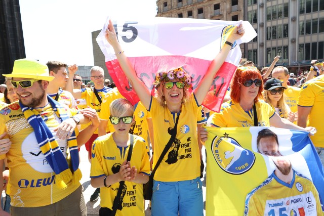 Przed meczem o brązowy medal Ligi Mistrzów piłkarzy ręcznych PGE VIVE Kielce - Barca Lassa, kieleccy kibice przemaszerowali sprzed katedry w Kolonii do hali Lanxess Arena. Zobacz zdjęcia i film.