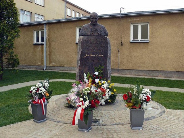Pomnik Jana Pawła II przy SP1 w Łapach