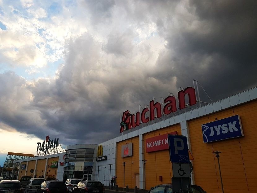 Pogoda w Łodzi. Nadciągnęły ciemne chmury - na Widzewie leje [zdjęcia]