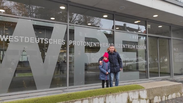 Amelka z tatą przed kliniką w Essen (Niemcy).
