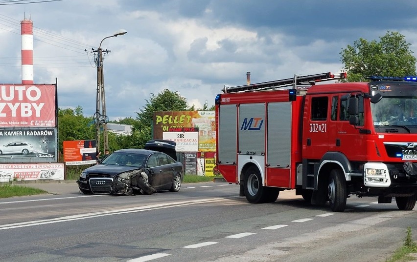 Wypadek w Kielcach. Na drodze krajowej numer 74 zderzyła się ciężarówka z samochodem osobowym