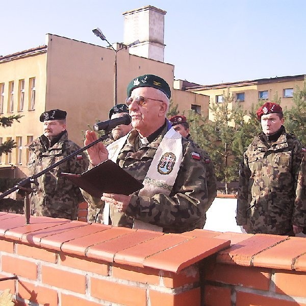 Ks. ppłk Bolesław Lichnerowicz na placu apelowym brodnickiej jednostki, żegna żołnierzy udających się na Łotwę, na ćwiczenia NATO