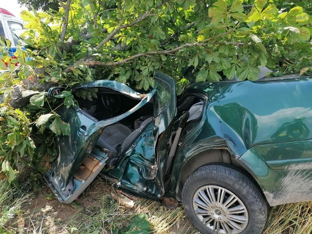 Wypadek na trasie Szczuczyn - Bzury. Kobieta trafiła do szpitala po uderzeniu w drzewo. Cud że przeżyła