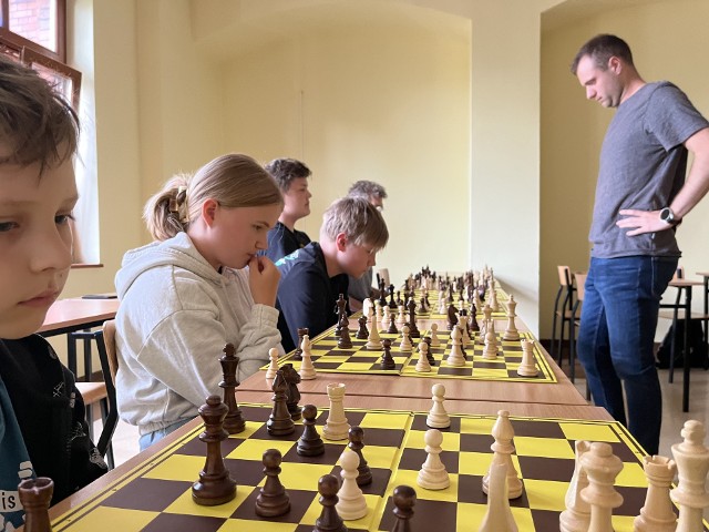 Przygotowania słupskich szachistów do symultany z arcymistrzem Jackiem Gdańskim