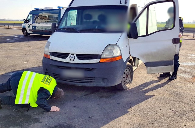 Inspektorzy z leszczyńskiego oddziału Wojewódzkiego Inspektoratu Transportu Drogowego, we wtorek (15 lutego), na drodze krajowej nr 32 przeprowadzili akcję BUS, w  trakcie której w punkcie ważeniowym w Granowie sprawdzali wagę dostawczaków o dmc do 3,5 t.