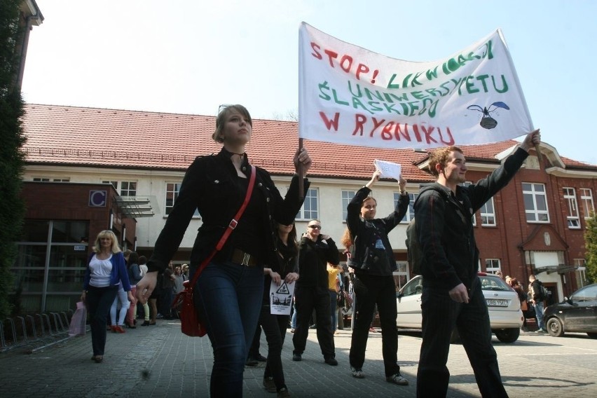 Studenci protestują przeciwko likwidacji UŚ w Rybniku