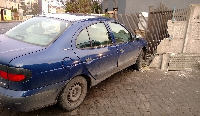 Wypadek na ul. Świtezianki. Auto uderzyło w budynek hotelu