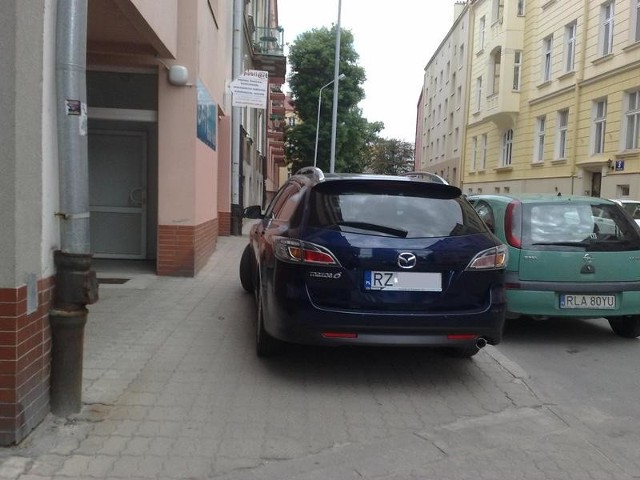 Mazda na chodniku, ul. Grodzisko w Rzeszowie.