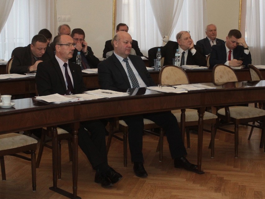 Sesja rady miejskiej w Radomiu. Są wyższe opłaty na nielegalnych targowiskach 