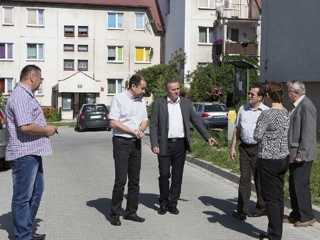 Burmistrz Włodzimierz Badurak spotkał się z mieszkańcami Osiedla Witosa i członkami Spółdzielni Mieszkaniowej Podzamcze. Na zdjęciu z prawej burmistrz z prezesem Spółdzielni Mieszkaniowej Podzamcze Martą Łaskawiec