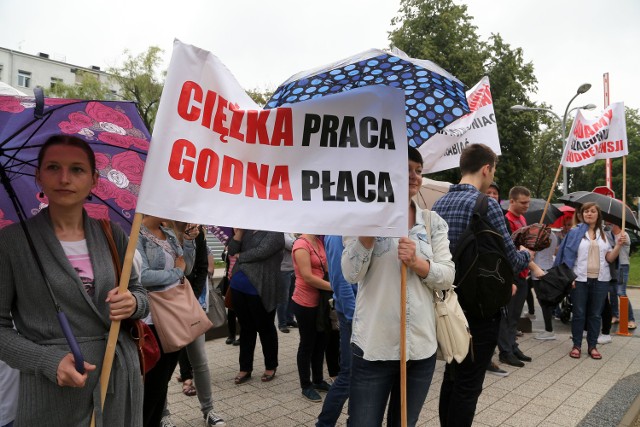 Protest przed USK w Białymstoku. Pracownicy chcą podwyżek