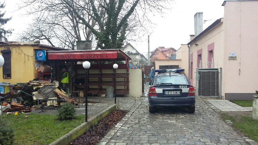 Pożar przy Osobowickiej. Spłonął sklep spożywczy