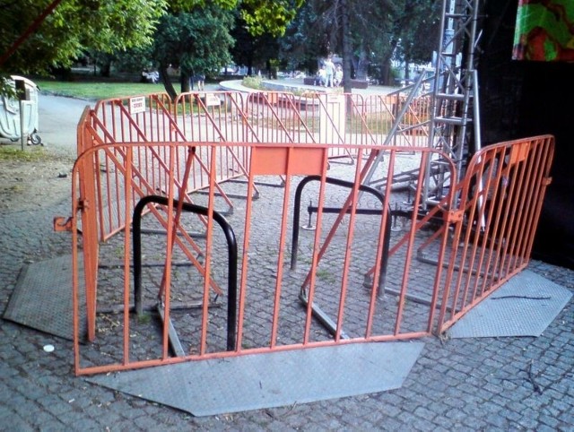 Stojaki rowerowe, znajdujące się na ulicy Żeromskiego obok "Łaźni&#8221;, zagrodzone są metalowymi barierkami.