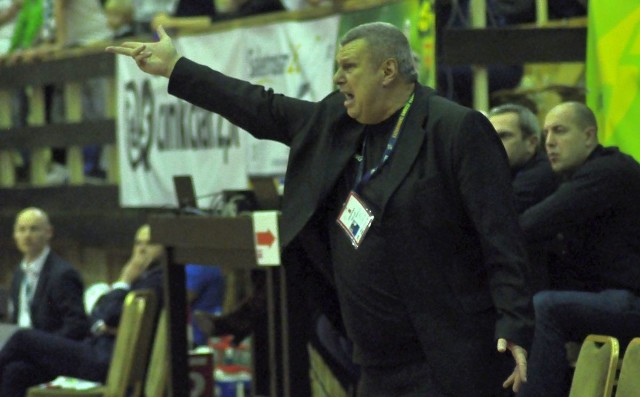 Trener koszykarzy Siarki Tarnobrzeg, Zbigniew Pyszniak, wie w jak trudnej sytuacji jest jego ekipa.