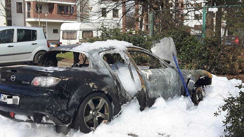 Mazda e6 spłonęła w nocy z piątku na sobotę na osiedlu w...