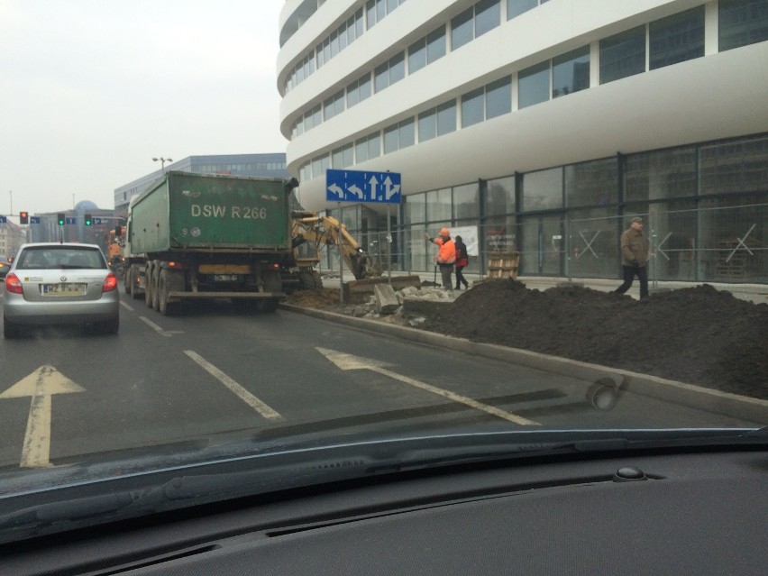 Robotnicy bezprawnie blokują ruch w centrum