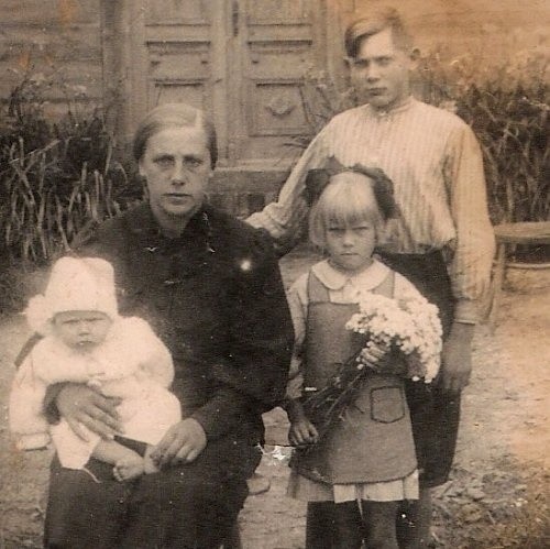 Rok 1942. Mieczysław Boniecki (po prawej) z matką i rodzeństwem krótko po wysiedleniu z rodzinnego gospodarstwa.