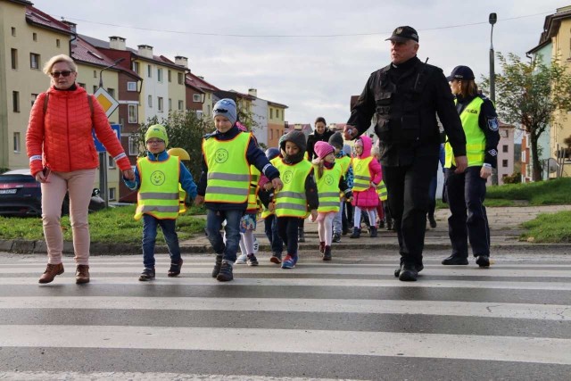 Przejście przez ulicę Jana Pawła II w Starachowicach. Policjanci i strażnicy miejscy przypominali najmłodszym, jak być bezpiecznym na drodze.