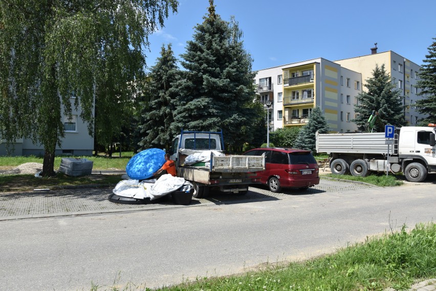 Tarnów. Wybudowali im śmietnik koło bloków. Ludzie boją się smrodu rozkładających się odpadów