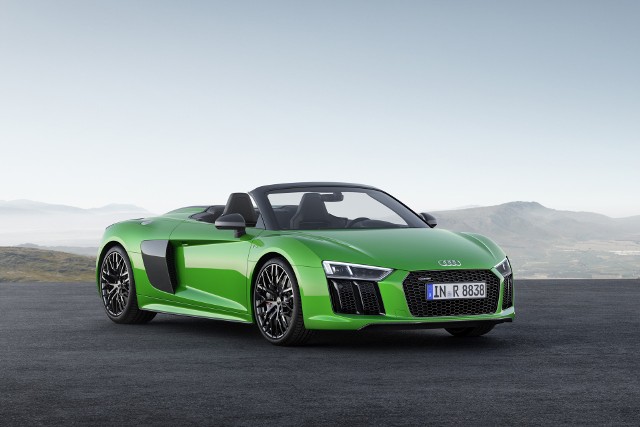 Audi R8 Spyder V10 plusStandardowy tryb najwyższej wydajności - performance, kubełkowe fotele R8 i wiele elementów wykonanych z tworzywa wzmocnionego włóknem węglowym, to charakterystyczne cechy tego mocnego, sportowego samochodu. Fot. Audi