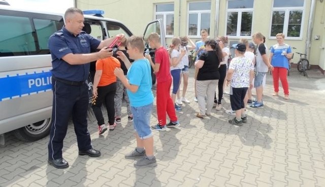 Policjanci w Zwoleniu uczą dzieci, jak zachowywać się w sytuacji zagrożenia, zwłaszcza podczas przebywania nad wodą.