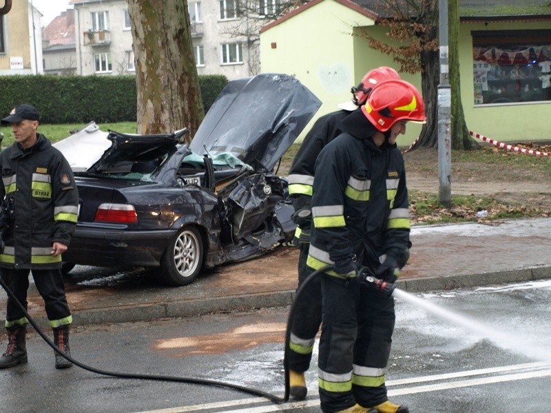 BMW uderzyło w betoniarkę. Strażacy musieli uwalniać 18-letniego kierowcę z rozbitego auta (zdjęcia)