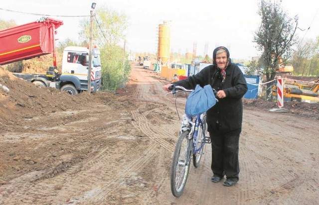 Aby dojechać do sklepu Zofia Welc musi pokonać zabłoconą drogę