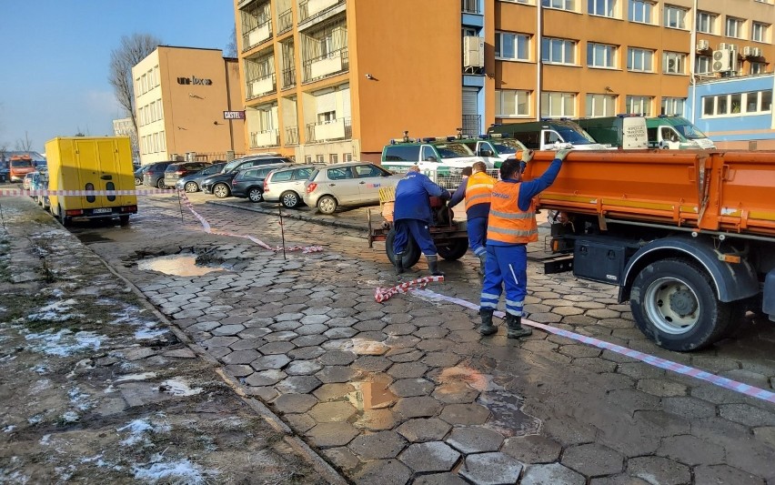 Woda wypływająca z uszkodzonej rury zalała skrzyżowanie, tory i przystanek tramwajowy. ZDJĘCIA