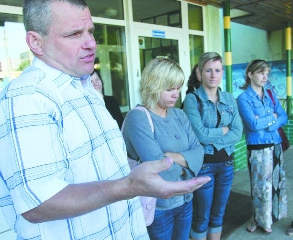 Jak pani dyrektor nie traktuje nas poważnie, to zamiast dostać pieniądze będzie musiała zwolnić nauczyciela, gdy zabierzemy dzieci ze szkoły - grożą zdenerwowani rodzice sześciolatków z SP 44