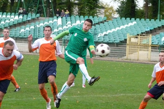 Maciej Świdzikowski (na pierwszym planie) był jednym z piłkarzy pierwszej drużyny Radomiaka Radom, którzy zagrali w meczu rezerw z Megawatem Świerże Górne. Radomiak wygrał 5:0.
