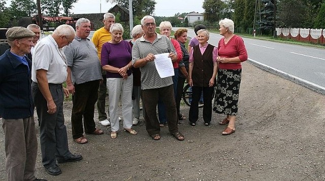 Mieszkańcy Woliny obawiali się, że budowany chodnik będzie krótszy niż wcześniej zapewniał ich niżański burmistrz. Okazało się, że zostali wprowadzeni w błąd. 